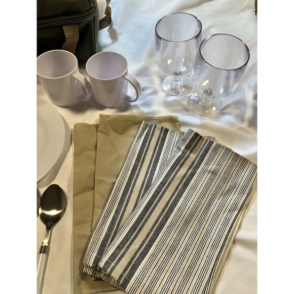 Leeds Cafe Picnic Backpack For 2 With Blanket Perfect For Outdoor Adventures - Picture 3 of 16